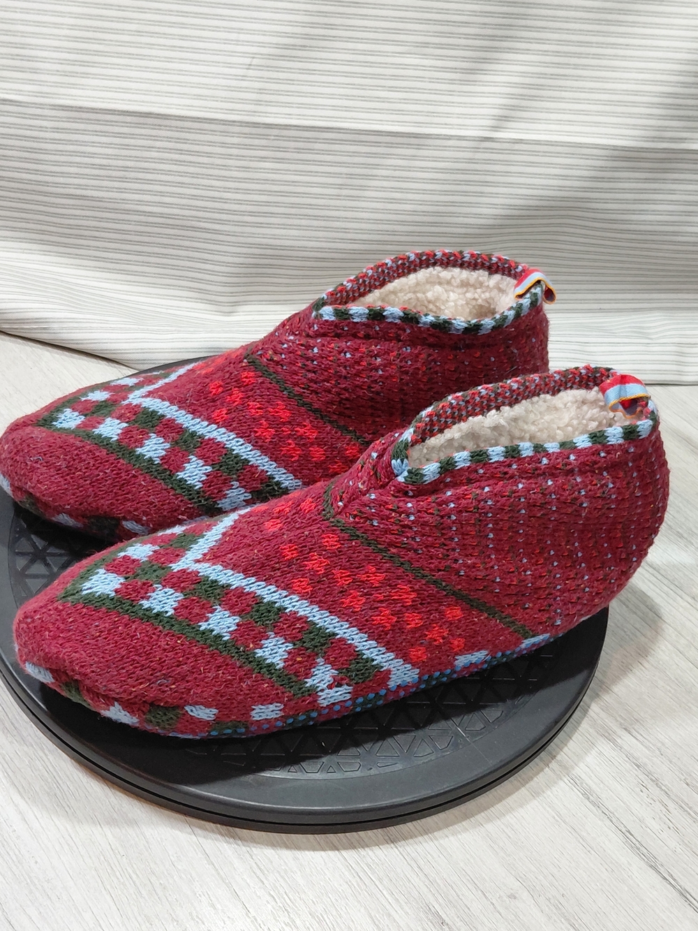 Bombas Cozy Plush Gripper Slipper Hybrid Sherpa Lined Sock/Slipper SIZE W Medium